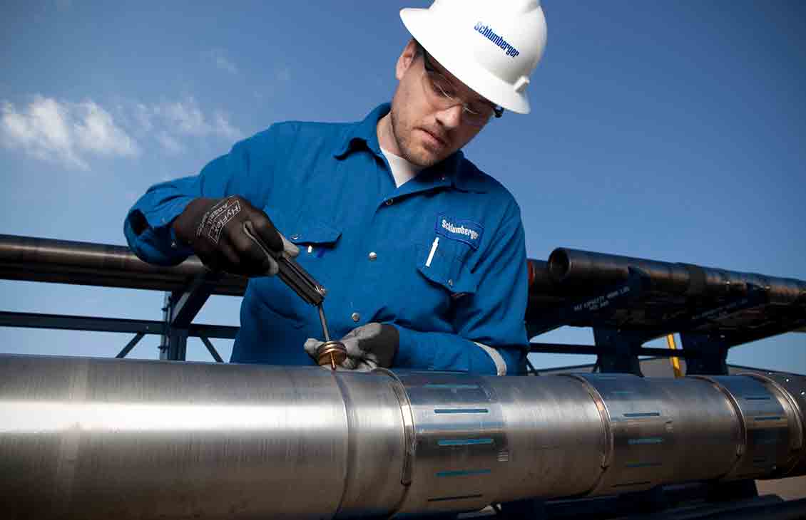 A Schlumberger technician attaching a cover to a sensor on an arcVISION array resistivity compensated service tool