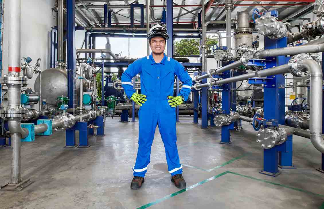 Man in blue coveralls standing in facility  (Tier 1_ManufacturingFacility_Singapore_ASIA_15881)
