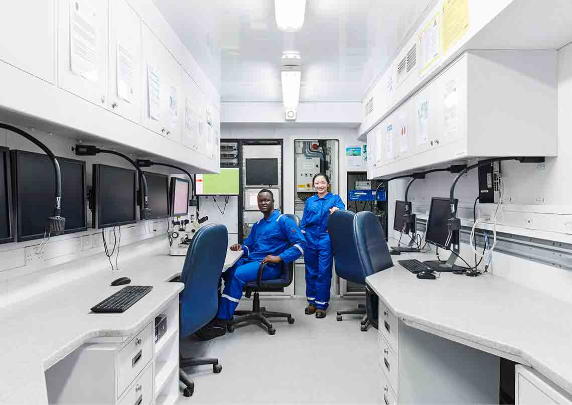 Photo of a man and woman in a mobile lab (Tier 1_LearningCenter_Abu Dhabi_MENA_ 8525)