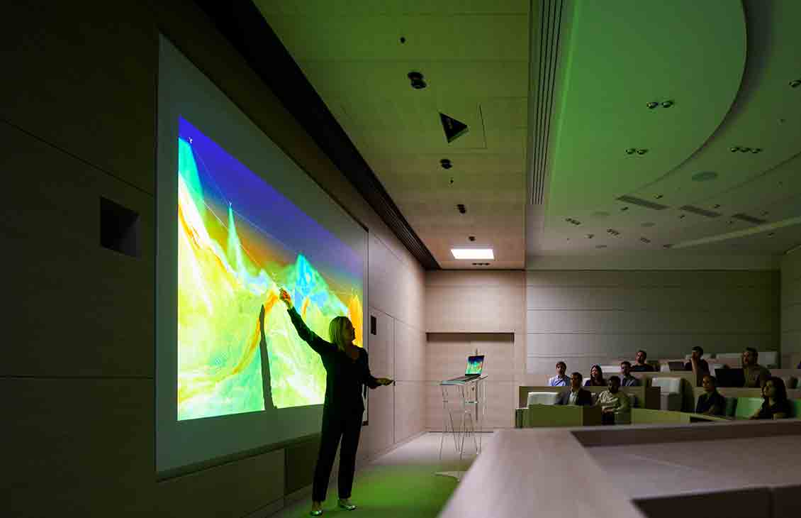 Photograph of person presenting subsurface modeling to an audience (Tier 1_Office_Paris_OAT_14776)