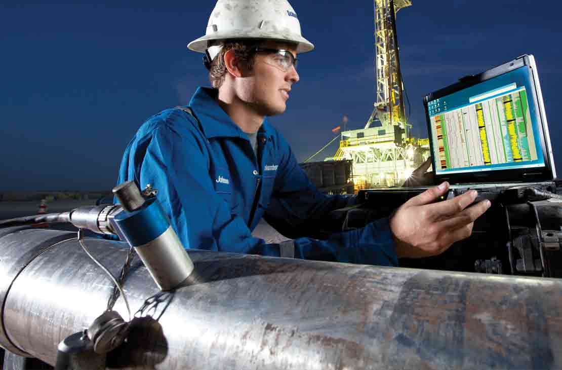 A Schlumberger technician uses a connected computer to perform final checks on a NeoScope sourceless formation evaluation-while-drilling-service tool